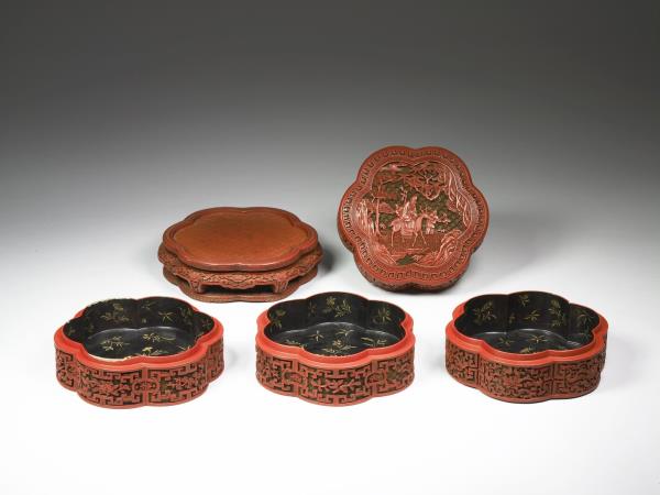 剔彩六瓣三層套盒