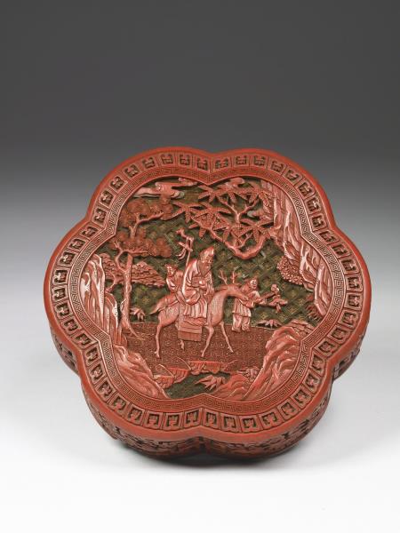 剔彩六瓣三層套盒