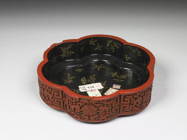 剔彩六瓣三層套盒