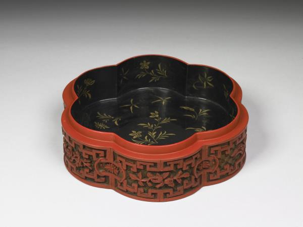 剔彩六瓣三層套盒