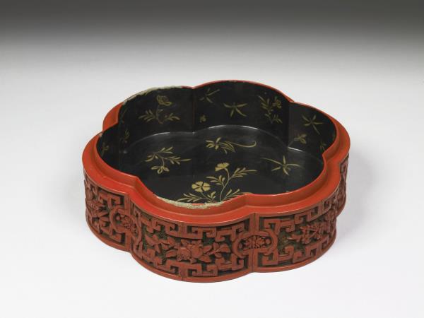 剔彩六瓣三層套盒