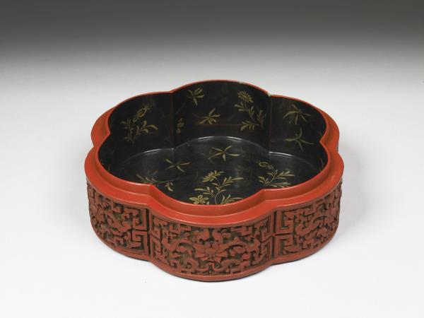 剔彩六瓣三層套盒