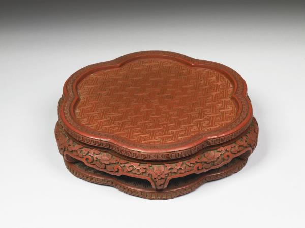 剔彩六瓣三層套盒