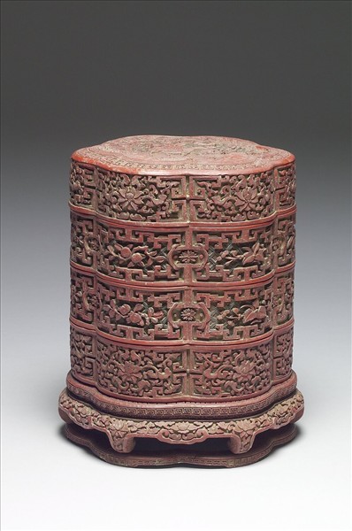 剔彩六瓣三層套盒