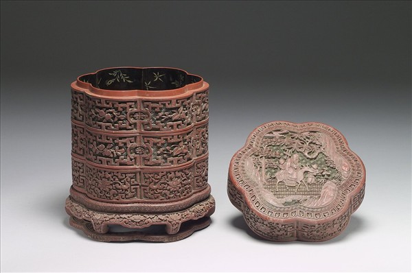 剔彩六瓣三層套盒