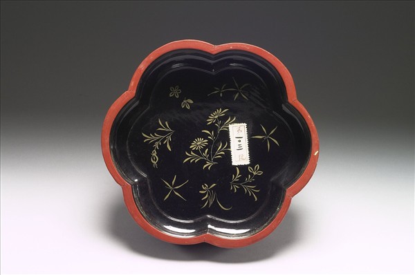 剔彩六瓣三層套盒