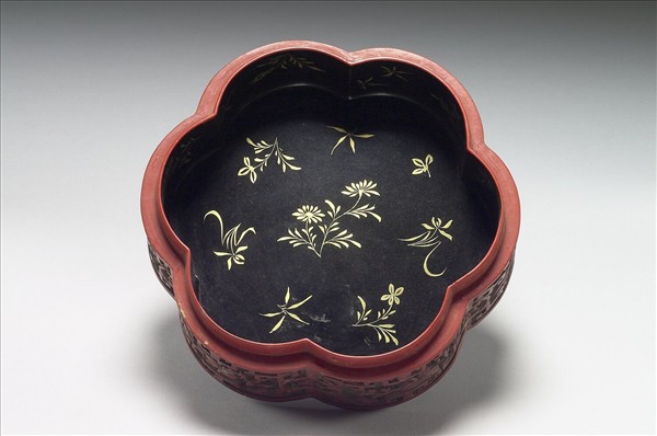 剔彩六瓣三層套盒