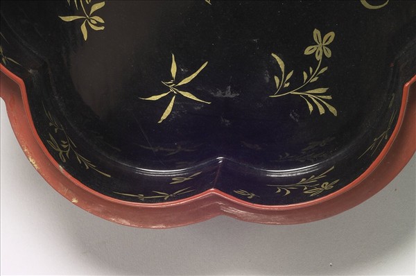 剔彩六瓣三層套盒