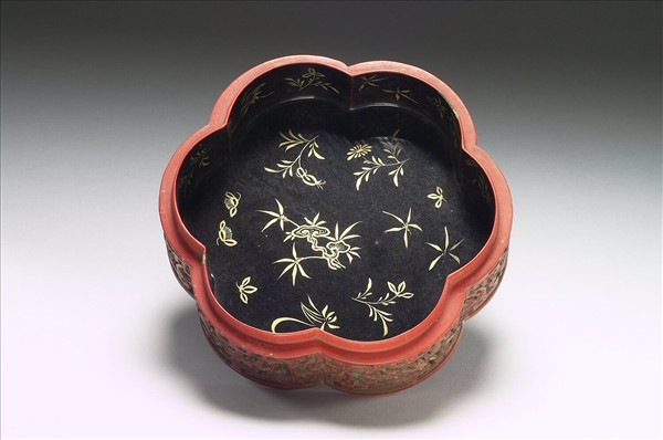 剔彩六瓣三層套盒