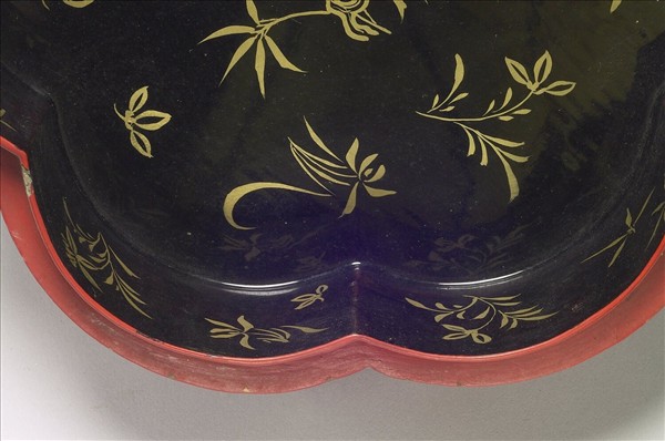 剔彩六瓣三層套盒