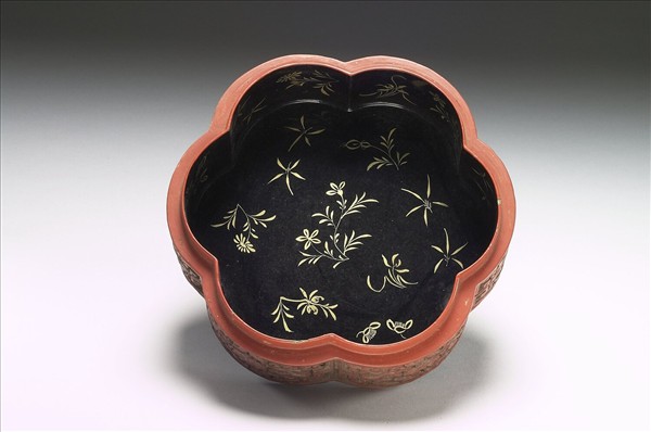 剔彩六瓣三層套盒