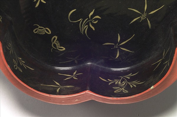 剔彩六瓣三層套盒