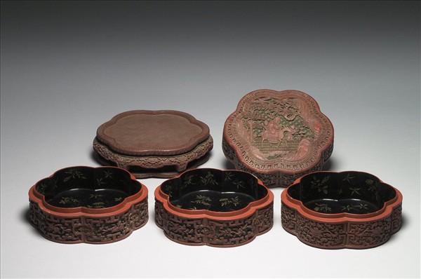 剔彩六瓣三層套盒