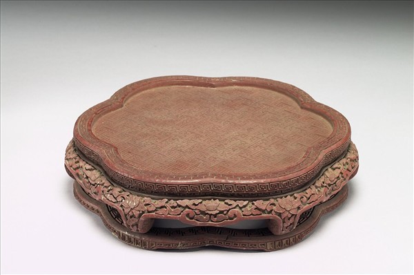 剔彩六瓣三層套盒