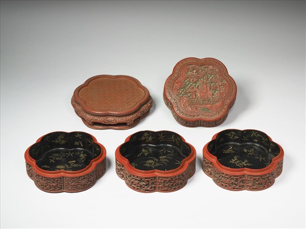 剔彩六瓣三層套盒