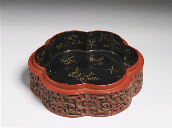 剔彩六瓣三層套盒