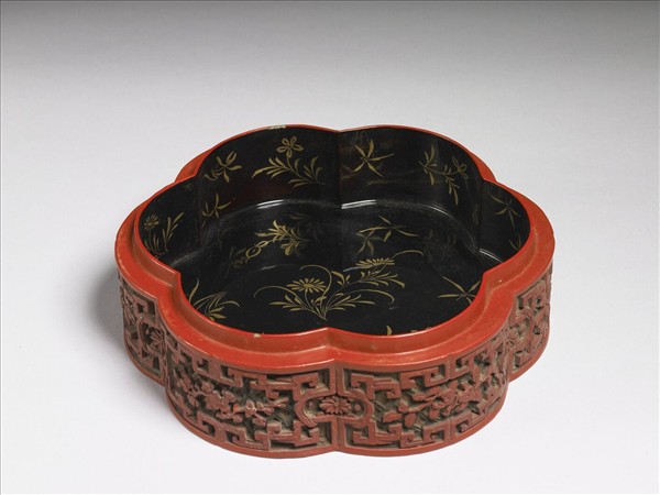 剔彩六瓣三層套盒