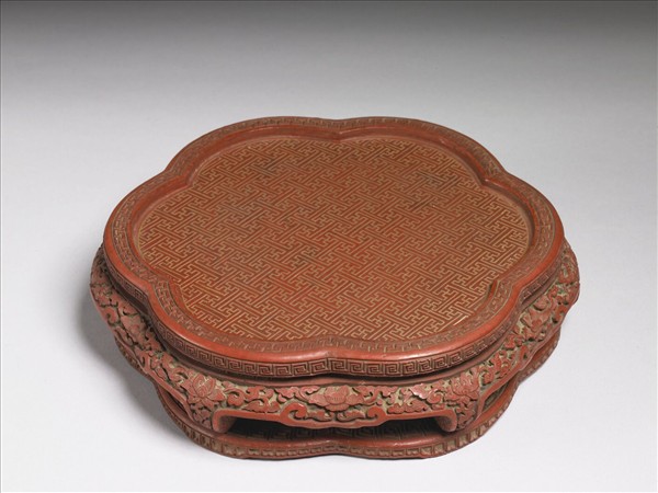 剔彩六瓣三層套盒