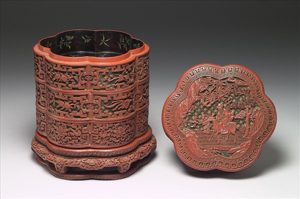 剔彩六瓣三層套盒