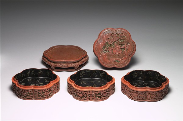 剔彩六瓣三層套盒