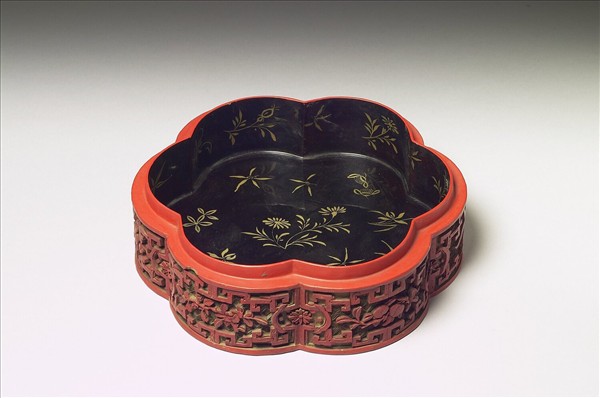 剔彩六瓣三層套盒