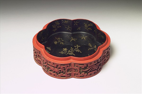 剔彩六瓣三層套盒