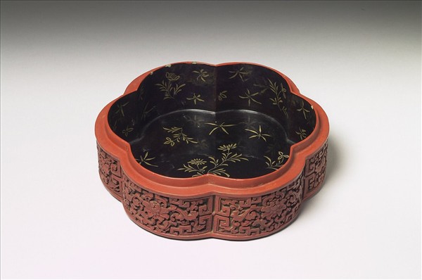 剔彩六瓣三層套盒