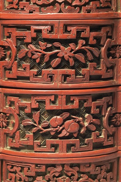 剔彩六瓣三層套盒