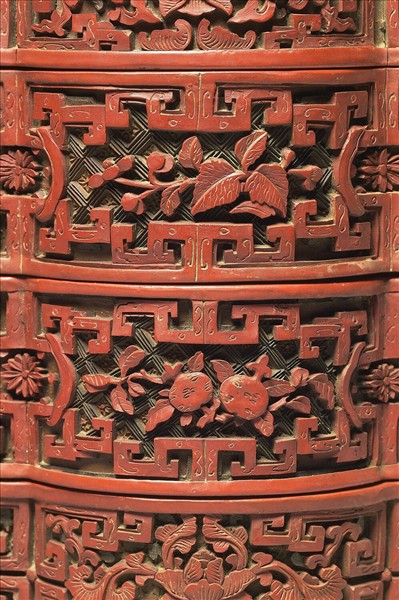 剔彩六瓣三層套盒