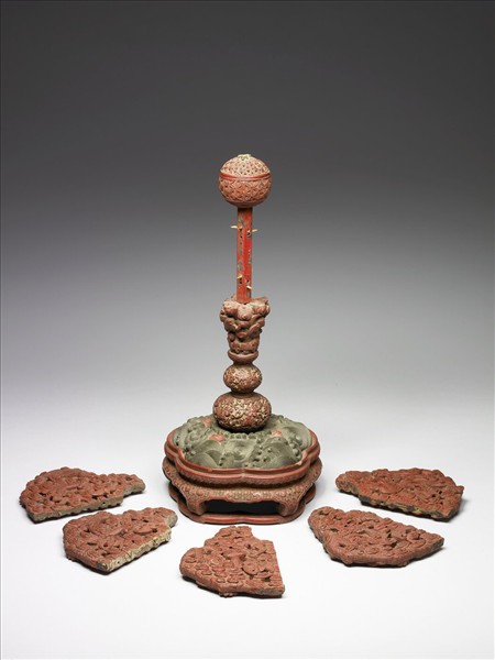 剔彩雲龍紋冠架