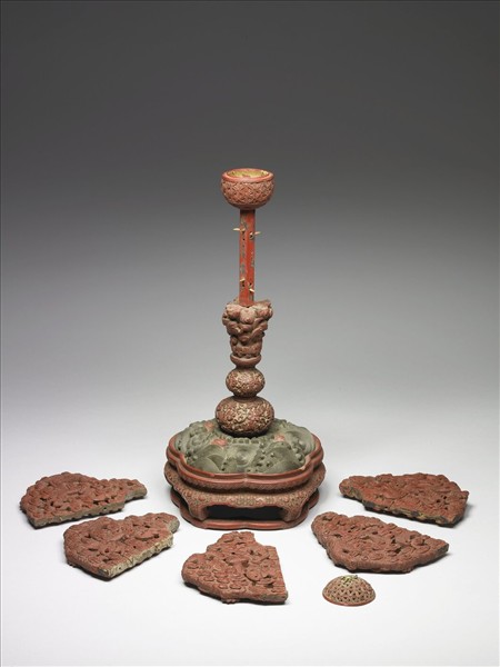 剔彩雲龍紋冠架