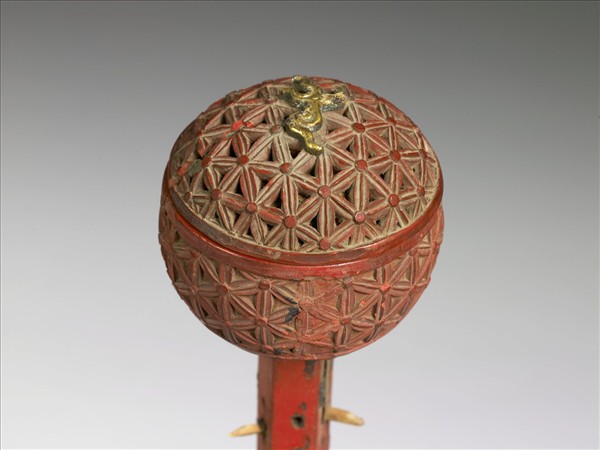 剔彩雲龍紋冠架