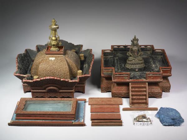 紅雕漆窩角方龕