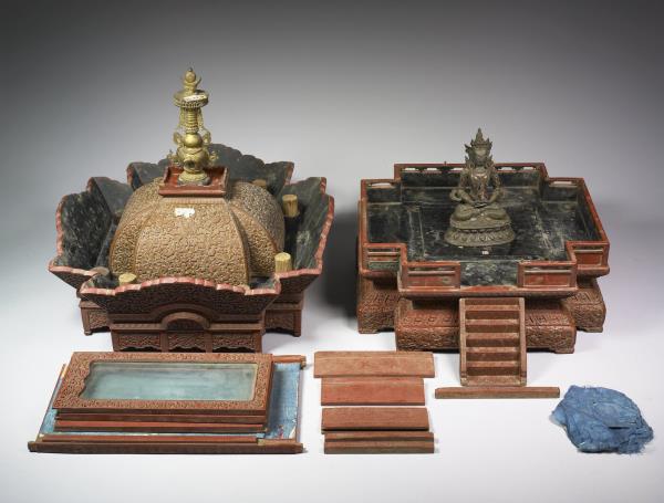 紅雕漆窩角方龕