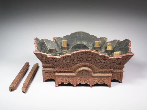 紅雕漆窩角方龕