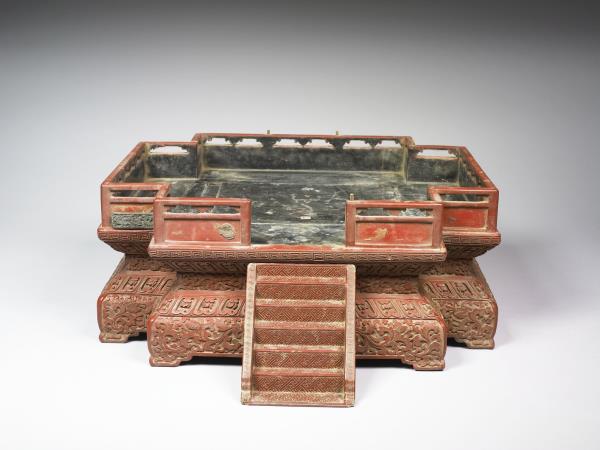 紅雕漆窩角方龕