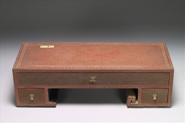 剔紅卍字不斷紋座