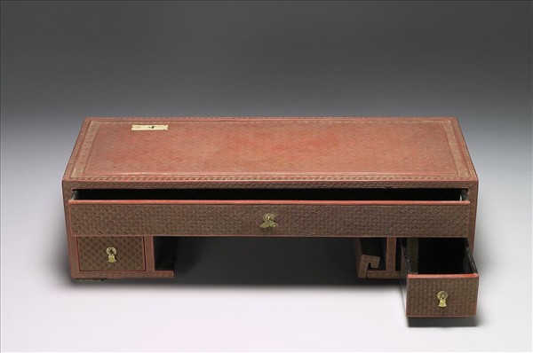 剔紅卍字不斷紋座