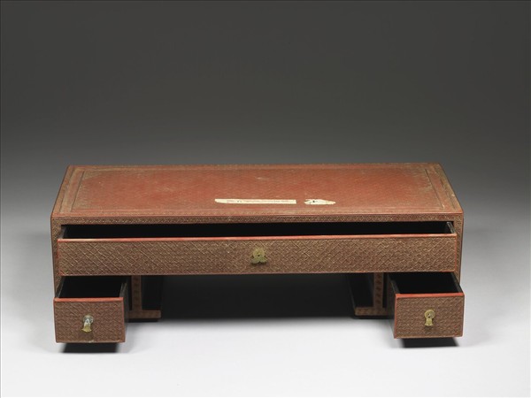 剔紅卍字不斷紋座