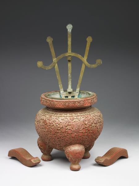 剔紅番蓮紋爐（五供）