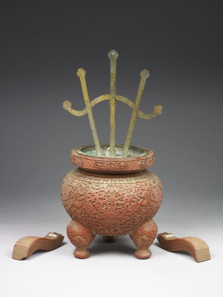 剔紅番蓮紋爐（五供）