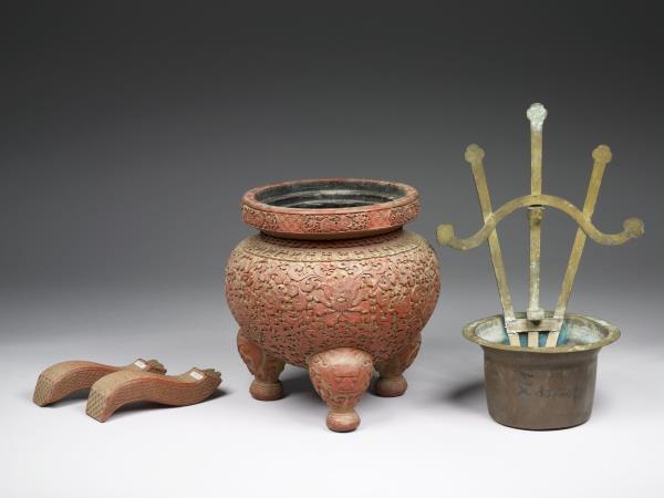 剔紅番蓮紋爐（五供）