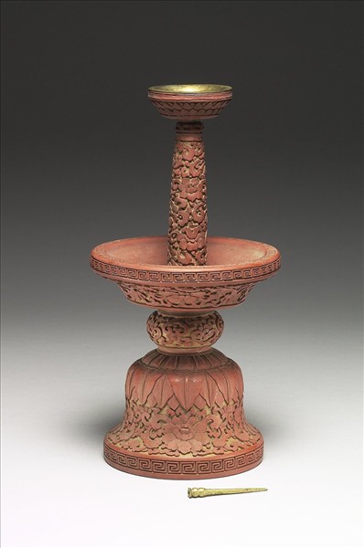 剔紅番蓮紋燭台（五供）