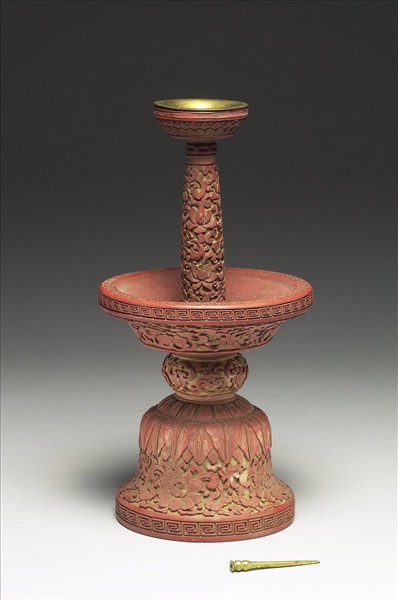 剔紅番蓮紋燭台（五供）