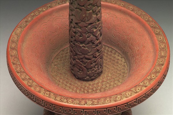 剔紅番蓮紋燭台（五供）