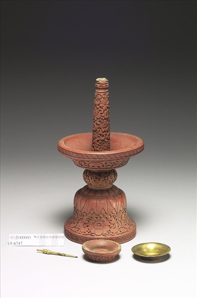 剔紅番蓮紋燭台（五供）