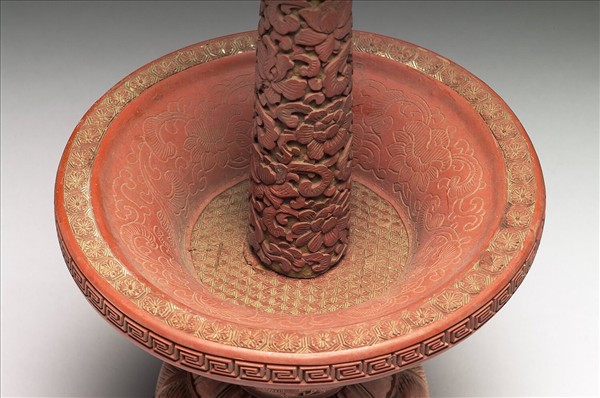 剔紅番蓮紋燭台（五供）