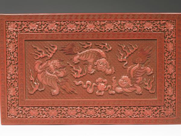 剔紅三獅戲球紋長方匣