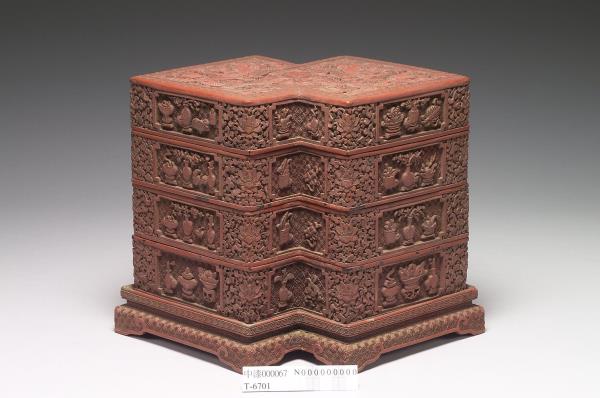 剔紅博古花卉龍紋方勝盒
