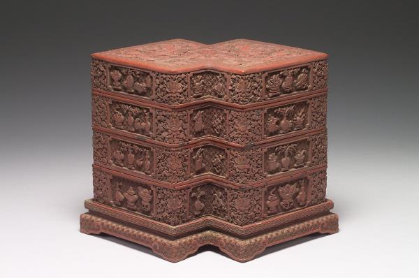 剔紅博古花卉龍紋方勝盒